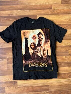 Men’s Lord Of The Rings “The Two Towers” Large T-Shirt | Size Large